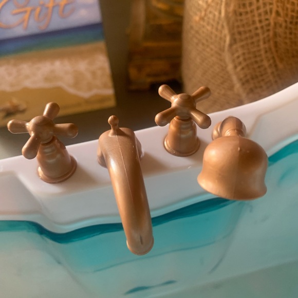 Our Generation, BATHTUB for 18 inch doll. Push button for REAL water sounds. - Picture 3 of 5